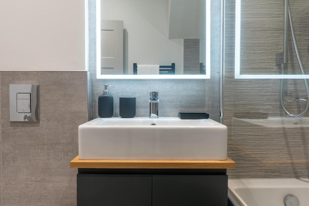 Spring Mount Huge Luxury Full Apartment- Harrogate Centre-Two Extremely Comfy Kingsize Bedrooms-Fully Equipped Modern Kitchen-Cosy Living Room With Huge Tv Экстерьер фото