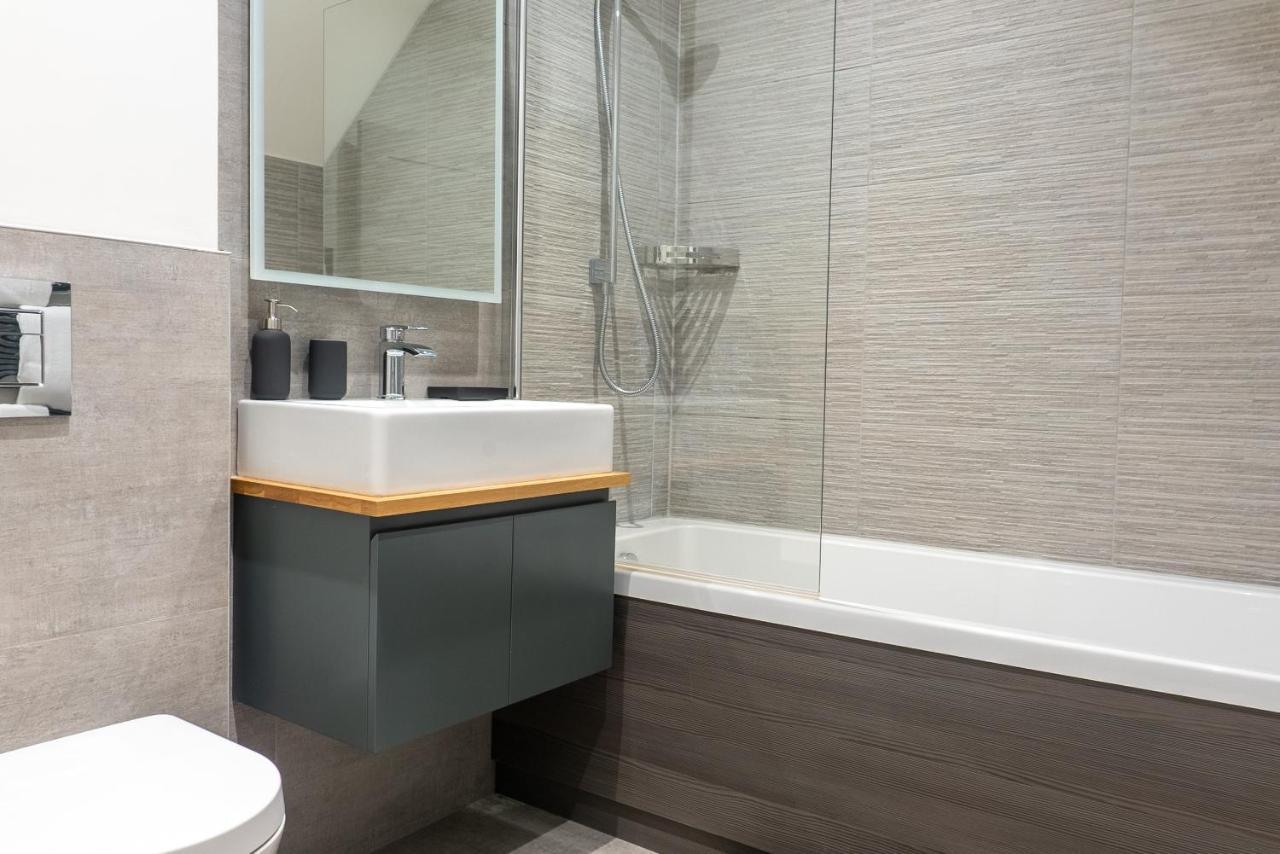 Spring Mount Huge Luxury Full Apartment- Harrogate Centre-Two Extremely Comfy Kingsize Bedrooms-Fully Equipped Modern Kitchen-Cosy Living Room With Huge Tv Экстерьер фото